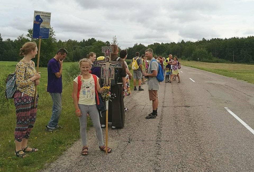 nosaukums Kastu iņa noz mē... bazn ciņa. Lai Dievs svēt visus Cien. Las tājus un Labdarus, un lai Dieva Māte izlūdz visas nepieciešamas žēlast bas. 13. augusts Svētceļojuma 9.