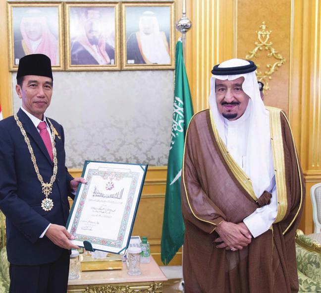 9 األخبار UM AL-QURA الجمعة 5 ذو الحجة 46 ه 8 سبتمبر 205 م 4 الùسنة 9 العدد 4584 مبطار امللك عبدالعزيز الدويل يف جدة خادم احلرمني ال شريفني ي ستقبل الرئي س الإندوني سي جدة - واس وUصل فخامة الرئيùس