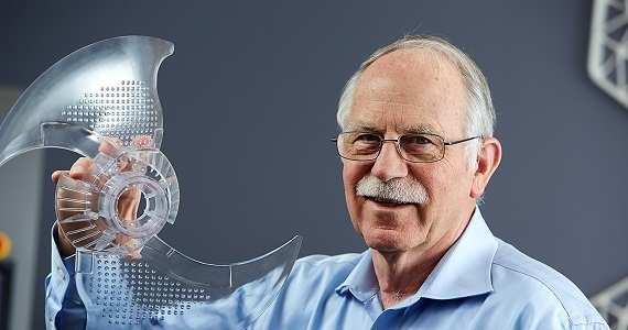Slika 2.1.1: Charles Hull, izumitelj SLA tiskanja in soustanovitelj podjetja 3D systems VIR: http://www.lesechos.fr [1. 8.