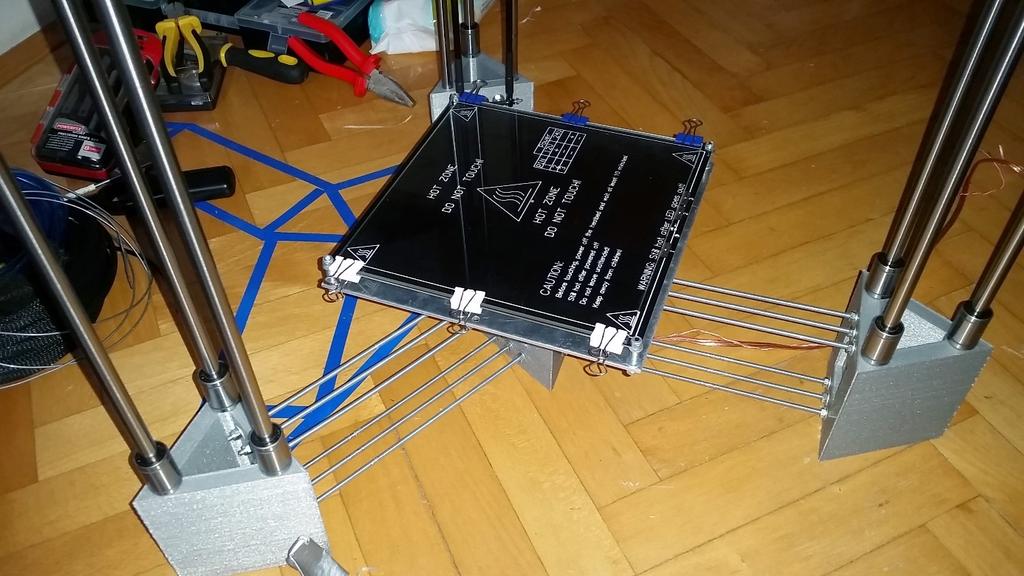 5.5. Postelja tiskalnika Posteljo tiskalnika (Slika 5.5.1) sestavljajo: - natisnjen plastični adapter, - aluminijasto nosilo postelje, - grelni element, - vzmeti in vijaki za uravnavanje grelne postelje in - steklo.