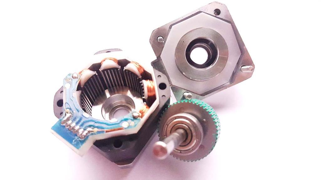 6.8. Motorji Najpopularnejši motorji, ki se uporabljajo za izdelavo 3D tiskalnikov, so NEMA 17 HKM. Slika 6.8.1(a) prikazuje Nema 17-hibridni koračni bipolarni motor. Slika 6.8.1(a): NEMA 17-koračni motor Razlog za uporabo koračnih motorjev je predvsem cena.
