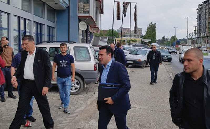 .. I arrestuar si një anëtar i rezistencës anti- Fashiste dhe pasi u internua në Aushviç në vitin 1944, Levi përjetoi holokaustin dhe përballjen e tmerrshme me vdekjen duke e kthyer në forcë