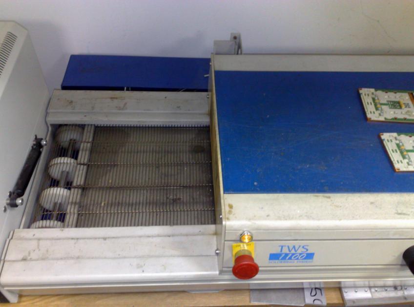 Peč TWS 1100 Soldering System Peč se uporablja za spajkanje SMD komponent naloţenih tiskanih vezij. Ima tekoči trak po katerem se tiskano vezje pelje skozi peč.