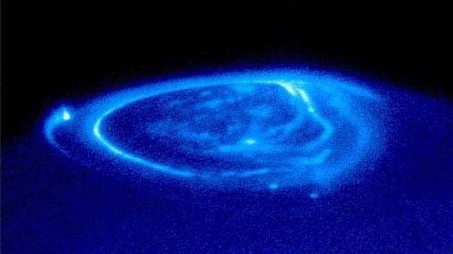 12 2000) okolo sev. magn. pólu Jupitera.