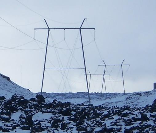 Mynd 2.5 220kV Rauðamelslína 1 t.v. og 132 kv Suðurnesjalína 1 til hægri Nú eru í rekstri á Suðurnesjum háspennulínur sem byggðar eru fyrir bæði 220 kv 7 og 132 kv 8 spennustig.