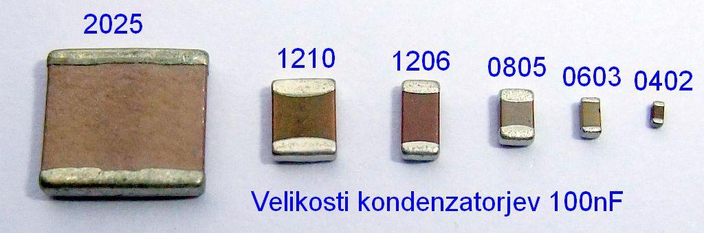 Manjšo razdaljo med kovinskima elektrodama in večjo površino elektrod omogoča večslojna (angleško: multilayer) izvedba keramičnih kondenzatorjev.