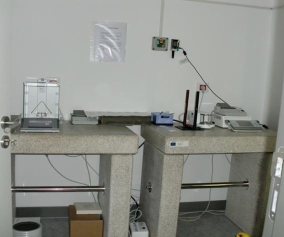 A balanza empregada para a pesada dos filtros atópase instalada na dita sala (figura 3) e en cada sesión de pesada compróbanse as condiciones da sala de balanzas e se d ocumentan.