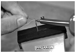 Nato pramenke skrbno enakomerno zvijte s prsti. Tako žica pridobi nekaj stabilnosti. Konec žice segrejte s spajkalnikom in dodajte nekaj kositrove spajke.