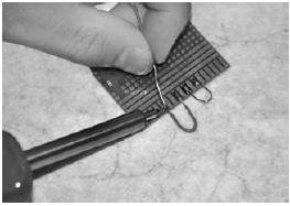 4.4 Spajkanje žičnih mostičkov na črtasti raster Za izdelavo svojih razvitih vezij obstajata dve vrsti univerzalnih plošč, ki so že opremljene z za spajkanje potrebno bakrenim slojem.