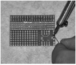 4.11 Spajkanje SMD diode SMD»surface mounted device«pomeni»na površini nameščena komponenta«. SMD komponente večinoma nimajo žičnih priključkov, temveč jih morate direktno spajkati na ploščo (vezje).