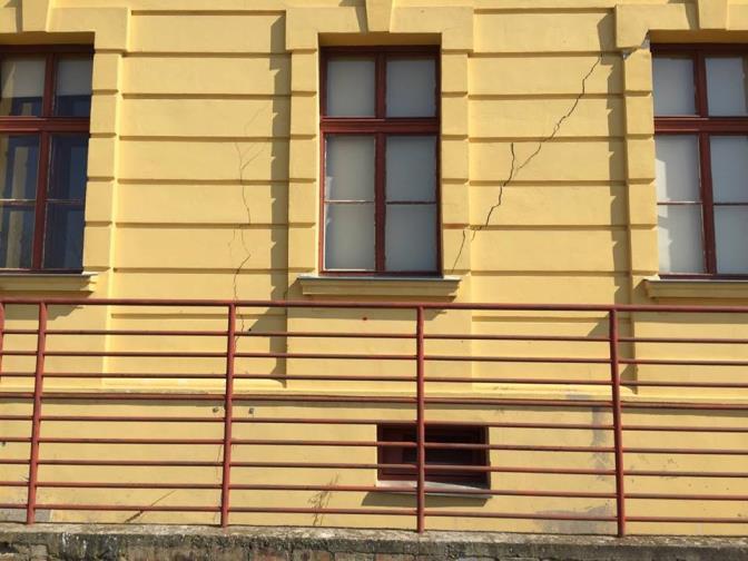 3. GEOFIZIČKI ISTRAŽNI RADOVI NA OBJEKTU GIMNAZIJE U VUKOVARU 3.1. OPĆENITO O PROBLEMU TEMELJENJA GIMNAZIJE U VUKOVARU Zgrada Gimnazije u Vukovaru izgrađena je 1894.