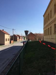 Prikaz profila sa sjeveroistočne strane zgrade gimnazije paralelno sa potpornim zidom prema