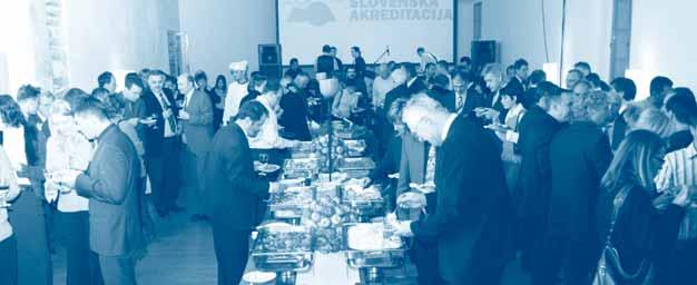 Nineti Majcen izroëil simboliëno darilo, skulpturo v obliki stiliziranega znaka SA.