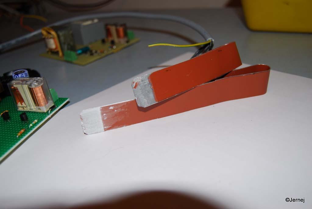 Sponke sonde v kratkem stiku Odprte sponke Sonde v vodovodni vodi I S 0,9 ma 0 ma 0,7 ma U R1 34,6 V 35,67 V 32,54 V U R2 11,8 V 0,3 V 10,52 V U R3 27,4 V 36,4 V 27,7 V U R4 3,3 V 0,4 V 3,3 V U REL