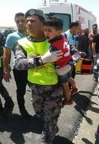 . ا لما ونخوة صصورة تعبر عن انسسانية رجال القوات المسسلهة الاردنية حيش يظهر احد منتسسبي الدفاع المدني يهمل طفللا بعد ا ن فقد من كان معهم بالسسيارة في حادش سسير موءلم وقع الاسسبوع الماضضي.