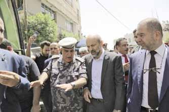 وقال عويس خلال اسستقباله رءيس سسلطة المياه الفلسسطينية المهندس مازن غنيم انه تم اسستعراضض اوجه التعاون الماءي وسسبل تطويرها لدعم الاش قاء الفلسسطينيين وتمكينهم من تطوير وتهسسين خدمات المياه والصصرف