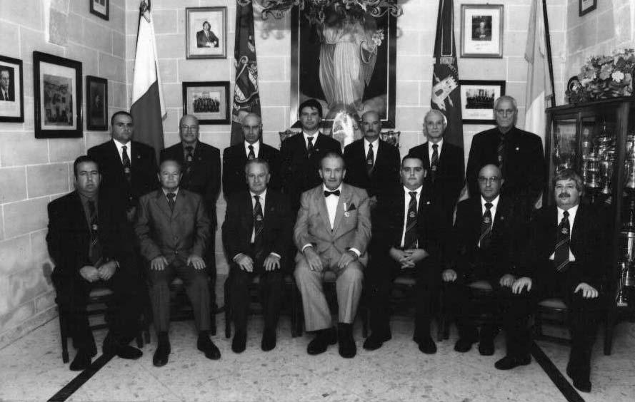 28 Il-Padrun tas-soçjetà Gabriel Caruana MQR (fin-nofs) li serva g al aktar minn 40 sena bejn membru tal-kumitat, Segretarju u President jidher