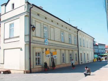 U Polj skoj danas æi vi oko 800 bizo na, od Ëe ga oko 500 slo bod no u pri ro di, a osta li u uz ga ja liπ tima. Opa sni su, upo zo ra va Ëuvar, je di no ka da ima ju mla de.