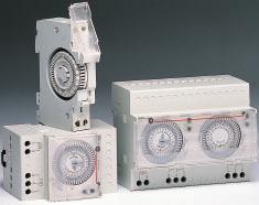 Energy management Classic - Analogue time switches NET SYNCHRONISED - Day programmable Prog. No. Operating Running Shortest Fix No. Ref. No. Pack. of voltage reserve switch on/off of chan.