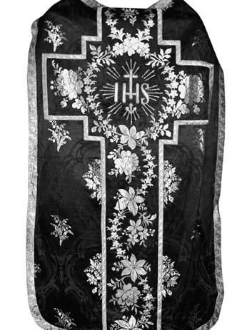 Kapos skyde išsiuvinėta Kristaus monograma IHS. Dvi baltos kapos, pasiūtos apie 1955 m. Lietuvoje (14, 15, 16 il.).