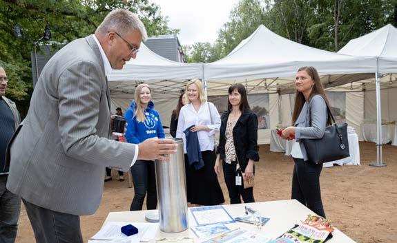 6 UUDISED UUDISED 7 Teadustööde konkurss Eesti Teadusagentuur ning Haridus- ja Teadusministeerium kutsuvad üliõpilasi osalema 27. riiklikul teadustööde konkursil.