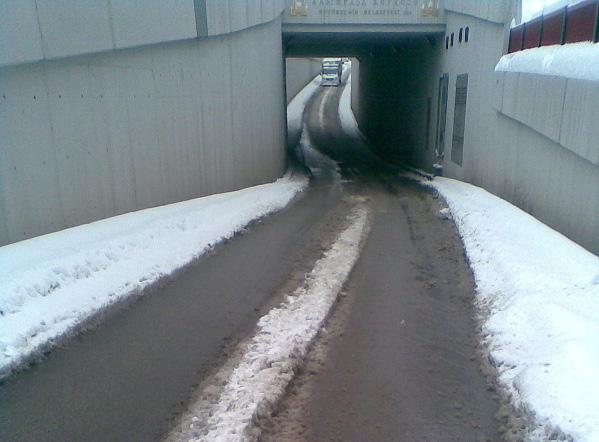rampe, poduri şi zone de drenaj. Cu ajutorul cablurilor speciale de încălzire se poate topi chiar și zăpada și gheața de pe suprafețele de asfalt turnat.