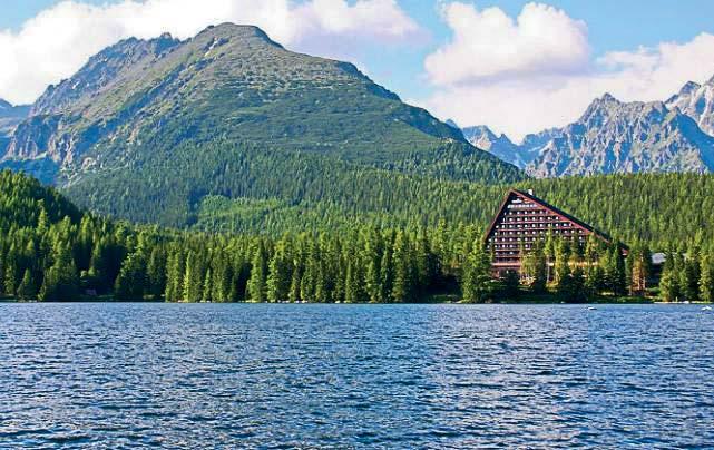 Zo Štrbského plesa sme pokračovali pešou trasou na Popradské pleso, kochali sme sa krásou prírody, ktorá nás obklopovala.