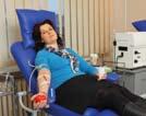 Donoras ruošiamas kraujo davimo procedūrai: išduodami sterilūs vienkartiniai kraujo surinkmo maišeliai, parenkama