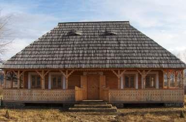 Călimani (partea de vest a crestei principale vârfurile Piatra Dornei, Bistricioru, Strunioru, etc) Cazare și servicii Cazare: Roua cerului (Drosera rotundifolia) Număr total de unități de cazare: 5
