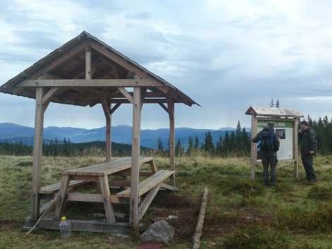 Oușoru) drum de acces recent modernizat spre Călimani (prin Poiana Negrii, până la capătul satului) traseu 12 Apostoli și schitul Apa Rece Cazare și servicii Cazare: Vf.