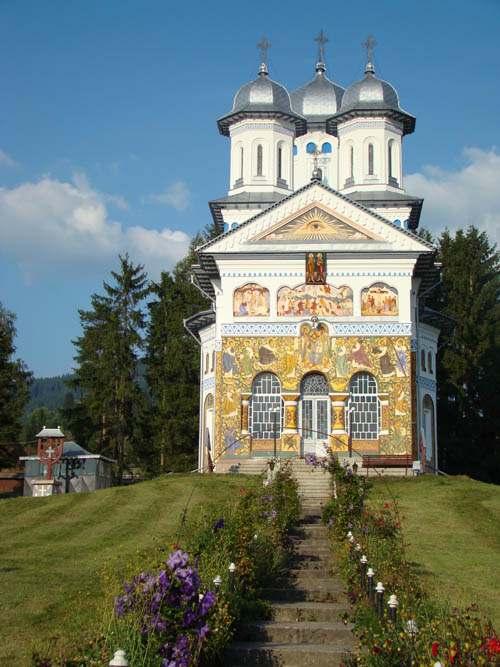 CAPITOLUL II DEFINIREA CONCEPTULUI PANACI Obiective şi atracții turistice Culturale: Biserica Catedrala Munţilor Fabrica de produse lactate ecologice CAMILACT Schitul Păltiniș Evenimente culturale: