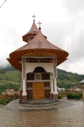Fărăoane, Lacul Icoana Acces Accesul în comună: Drum naţional DN 18B Vatra Dornei-Borșa Acces către