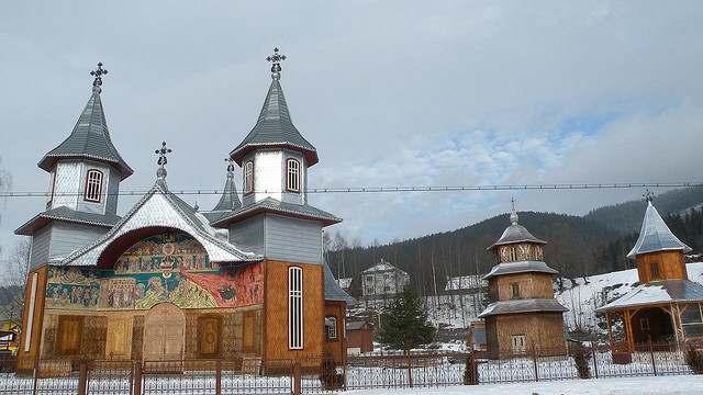 CAPITOLUL II DEFINIREA CONCEPTULUI IACOBENI - CÎRLIBABA Obiective şi atracții turistice Culturale: Mănăstirile de la Mestecăniș Evenimente culturale: - Alte evenimente: Serbările Zăpezii Cîrlibaba