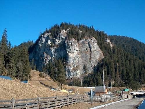 Omu Rezervaţia geologică Piatra Țibăului Acces Accesul în comună: Drum naţional DN 18B Vatra Dornei-Borșa Acces către obiectivele turistice principale: Drum naţional, drumuri comunale neasfaltate și