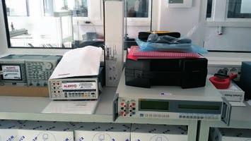 50 VA; frecvenţa: 50 Hz; interfaţa IEEE 488 (opţiune inclusă IEEE488); rezoluţie 10-7 T; senzitivitate (eroare tensiune) 160 mv/μt; 5 sonde în domeniul