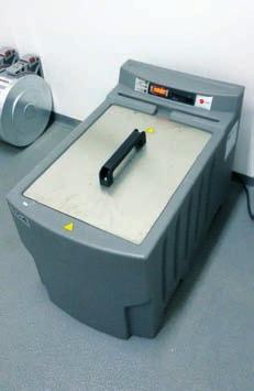 fabricație digitală directă. Componentele sunt realizate prin fuziunea unor straturi succesive de material plastic extrudat în condiții de temperatură controlată pentru îmbunătățirea preciziei.