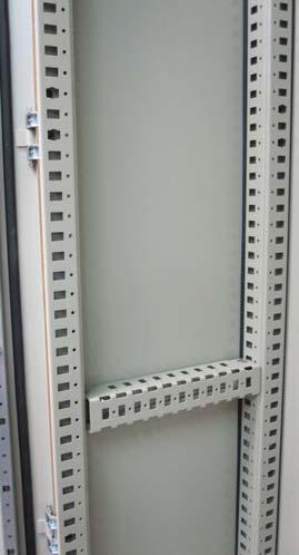 CUTII, ULAPURI E ISTRIBUŢIE Elemente din profil perforat ulapuri de distribuţie metalice acă se dorește fixarea cablurilor, canalului de cabluri sau altor accesorii pe partea interioară a dulapului,