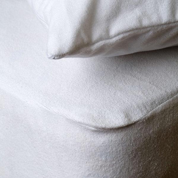 Αδιάβροχα Προστατευτικά Στρωμάτων Waterproof Mattress Protectors Waterproof mattress protector / Towel co/pes 80/20 Lamination: 165 gr/m 2 PVC total weight 285 gr/m 2 Sizes available: 95X200+25cm