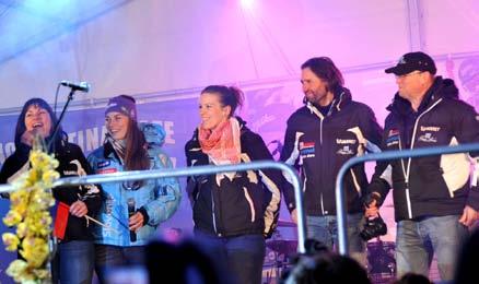 navijamo 47 POVSOD JE LEPO, DOMA NAJLEPŠE SPREJEM V DOMAČI ČRNI Osrednji trg v Črni na Koroškem je bil v nedeljo, 20. marca, premajhen za več kot 3.000 ljudi, ki so prišli pozdravit šampionko.