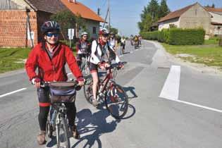 Štirje dnevi so bili za skupino en hitro minljiv, krajši in sproščen dopust. Agata Štular, O Nikolaj Stevanovič 1 4 2 5 3 1 / Hitro premagovanje razdalje v vagonu vlaka Ljubljana Ormož.