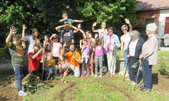 Oživimo travnate površine V petek, 11. maja, popoldne so se na travniku pred stavbo Centra za socialno delo zbrali nadobudni vrtnarji in ljubitelji urejenih zelenih površin.