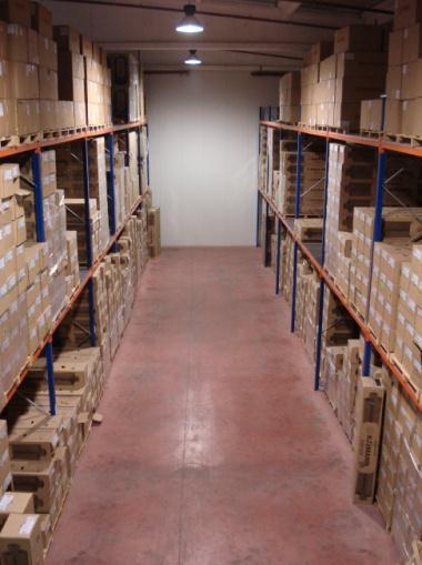 galvanizat si aluminiu, folie de aluminiu, folie PVC dur. Accesorii: scule, adezivi, benzi adezivate, coliere.