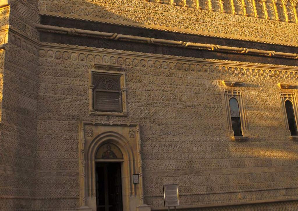 Devenită celebră prin dantelăria de piatră care îi îm podobeşte faţadele, biserica s-a dorit a ﬁ un monument care să aşeze capitala mândrului voievod Vasile Lupu pe harta