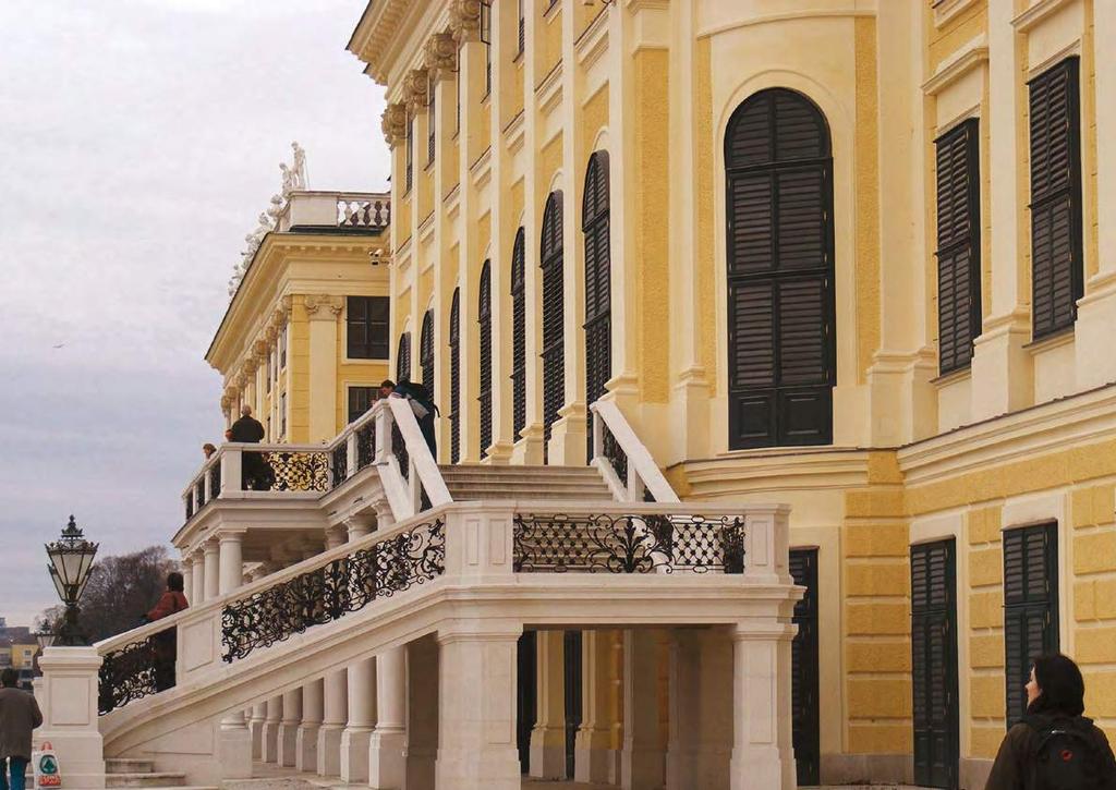Palatul şi grădinile ilustrează gusturile şi aspiraţiile monarhilor din familia Habsburg. 470la vest de centrul oraşului Viena, în Palatul se aﬂă cartierul Hietzing. Pănă în 1642 se numea Katterburg.