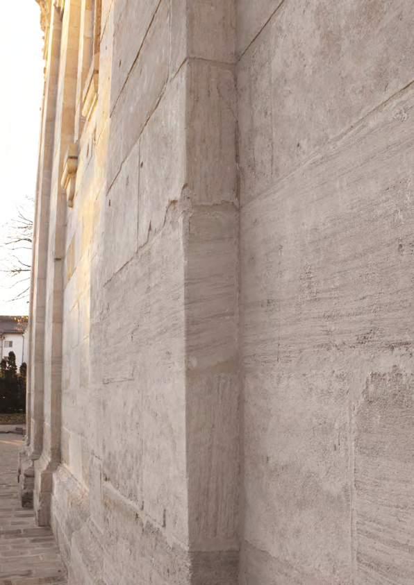 Biserica actuală reprezintă o îmbinare de stiluri, îndeosebi gotic şi bizantin, construcţie realizată într-un moment de realizare a Renaşterii tărzii în Principatele Române.