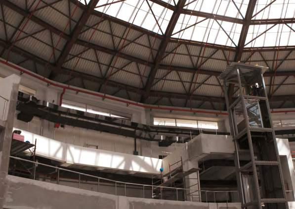 Este o formă circulară cu diametrul de peste 80 de metri, completată de terase şi rampe înconjurătoare, care au rolul de legătură între niveluri.