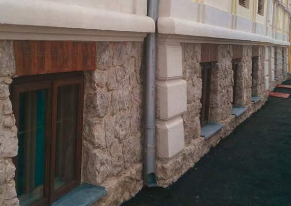 Lucrările de consolidare au cuprins executarea unor injectări la ﬁsuri şi crăpături, cămăşuirea pereţilor cu tencuieli armate, consolidarea planşeelor existente, reabilitarea planşeelor din