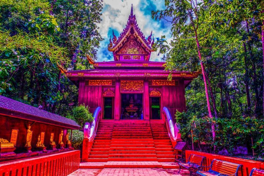 2 η ημέρα: Τσιάνγκ Ράι (Χρυσό Τρίγωνο) Άφιξη στην πόλη Τσιάνγκ Ράι, που βρίσκεται στην περιοχή του Χρυσού Τριγώνου, στα σύνορα δηλαδή των τριών χωρών: της Ταϊλάνδης, της Βιρμανίας/Μιανμάρ και του