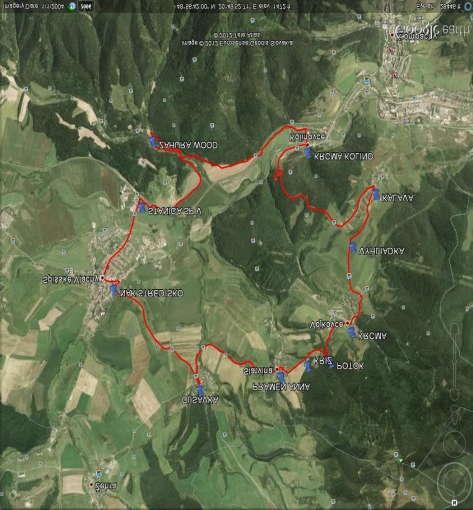 prechádza Európska diaľková cesta E8 na Slovensku označená ako Cesta hrdinov SNP.