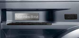 Το πλαίσιο για το λογότυπο Mercedes-Benz κάτω από το παρμπρίζ υπογραμμίζει τον ιδιαίτερο χαρακτήρα του φορτηγού μια άλλη εντυπωσιακή λεπτομέρεια είναι το έμβλημα